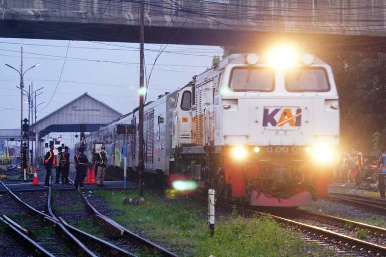Gapeka 2023 akan Percepat Waktu Tempuh KA jadi 105 Km/jam, Daop 2 Bandung: Masyarakat harus Waspada Daop 2 Bandung mengimbau masyarakat yang tinggal di sekitar jalur kereta api untuk lebih waspada dan berhati-hati