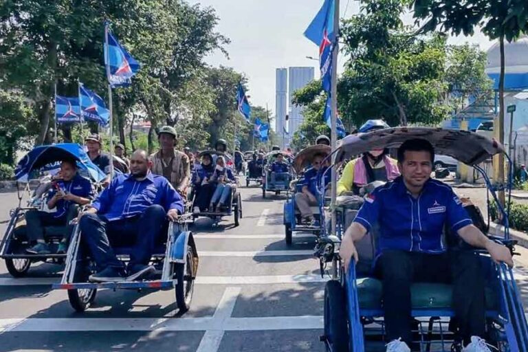 Momen Serba 14, Partai Demokrat Jatim Daftarkan 120 Caleg ke KPU Emil Elestianto Dardak bersama awak DPD Partai Demokrat Jawa Timur naik becak menuju KPU.