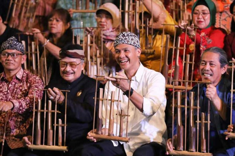 Sambang Tanah Pasundan, Ganjar Diajak Main Angklung Ganjar Pranowo saat memainkan angklung bersama warga dan budayawan Sunda