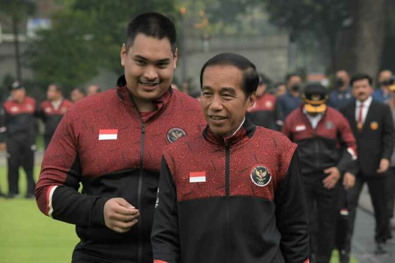 Jokowi Apresiasi Capaian Medali Emas Tim Indonesia di SEA Games Kamboja Presiden RI Joko Widodo memberikan apresiasi terhadap keberhasilan kontingen Indonesia mencapai target 60 medali emas SEA Games 2023 Kamboja. (foto: kemenpora)
