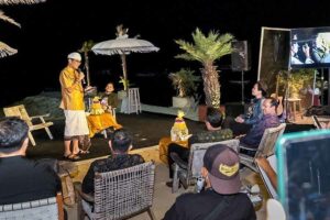 Menparekraf Sandiaga Uno Bertemu dengan Komunitas di Bali untuk Bahas Keberlanjutan Lingkungan Menparekraf Sandiaga Uno ketika berdialog dengan berbagai komunitas untuk bahas isu wisata yang berkualitas dan berkelanjutan