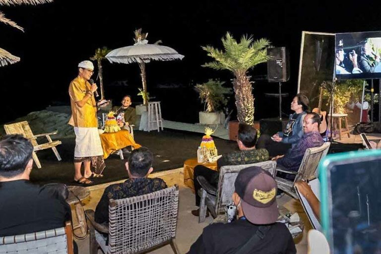 Menparekraf Sandiaga Uno Bertemu dengan Komunitas di Bali untuk Bahas Keberlanjutan Lingkungan Menparekraf Sandiaga Uno ketika berdialog dengan berbagai komunitas untuk bahas isu wisata yang berkualitas dan berkelanjutan