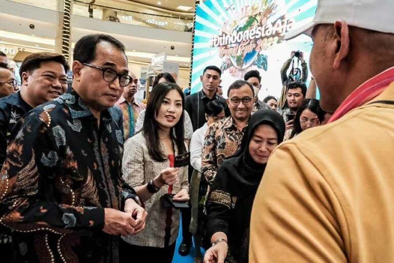 Wamenparekraf Angela Tanoesoedibjo Buka Resmi #DiIndonesiaAja Travel Fair 2023 Wamenparekraf Angela optimis tahun ini pergerakan wisnus dapat mencapai target, berkaca akan tingginya pergerakan masyarakat pada mudik lebaran yang tergolong tinggi pasca pandemi.