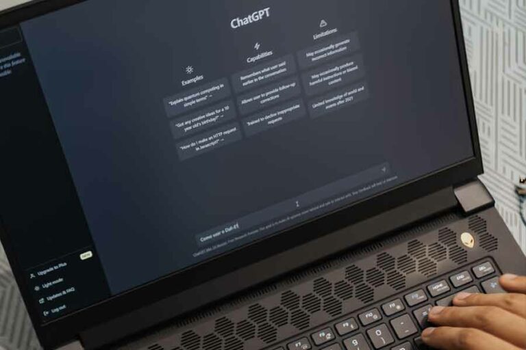 Gunakan ChatGPT dengan Bijak, Jangan Sekali-kali Melakukan ini! Layanan ChatGPT di ponsel (foto: Matheus Bertelli, pexels)