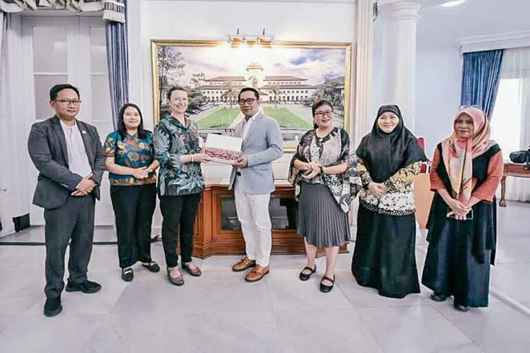 Monash University dan Pemrov Jabar Bangun Solusi Penanganan Limbah Sungai Citarum Awak Monash University usai menandatangani MoU dengan Pemprov Jawa Barat