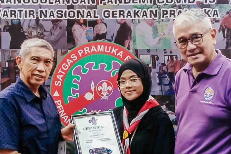 Wakili Indonesia, Faza Fahimatul Hadiri Forum Pramuka Dunia di Hongkong Faza Fahimatul ‘Ilmiyah saat menyerahkan paloran keikutsertaannya dalam International Scout Youth Forum, kepada Sesjen Kwarnas Mayjen TNI (Purn) Dr. Bachtiar (foto: instagram @kwarnasgerakanpramuka)