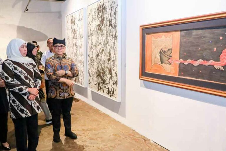 Pameran ArtOs Nusantara, Gubernur Khofifah: Wadah Pengembangan Jaringan Seniman Jawa Timur Gubernur Khofifah bersama Menteri PAN-RB Abdullah Azwar Anas di pameran seni ArtOs