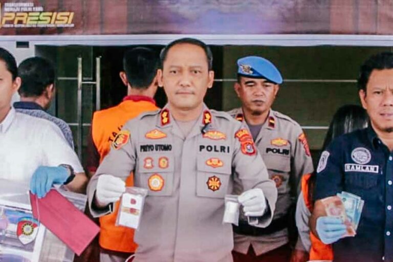 Polres Konut Lakukan Patroli Pertambangan Ilegal di Blok Mandiodo dan Blok Maromo Kapolres Konut AKBP Priyo Utomo dalam sebuah kesempatan