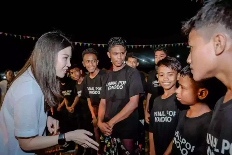 Pesta Rakyat Labuan Bajo Street Carnival, Peluang Penguatan Ekonomi Manggarai Barat Wamenparekraf Angela Tanoesoedibjo saat berdialog dengan warga di Pesta Rakyat Labuan Bajo Street Carnival, Lapangan Wae Kesambi