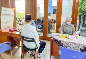 BSI bersama Mitra Gelar Program Kesehatan Berbasis Masjid untuk Masyarakat Kegiatan pemeriksaan kesehatan takmir dan serta jamaah masjid bekerjasama dengan BSI.