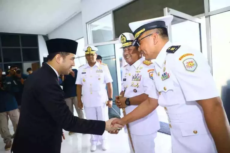 Emil Dardak Harap Sinergi Kuat Pemprov Jatim dengan Pangkalan Utama TNI Angkatan Laut V Wagub Jatim Emil Dardak saat menghadiri Sertijab Komandan Lantamal V Laksamana Pertama TNI Eko Wahjono yang resmi menjabat sebagai Komandan Pangkalan Utama TNI Angkatan Laut (Danlantamal) V di lapangan apel Mako Lantamal V Perak, Surabaya