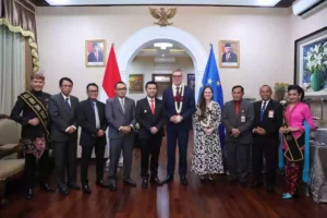 Terima Kunjungan Dubes Uni Eropa dan Brunei, Emil Dardak Bahas Peluang Kerja Sama Ekonomi dan Pendidikan Wagub Emil Elestianto Dardak menerima kunjungan Duta Besar Uni Eropa untuk Indonesia dan Brunei Darussalam di Gedung Negara Grahadi Surabaya