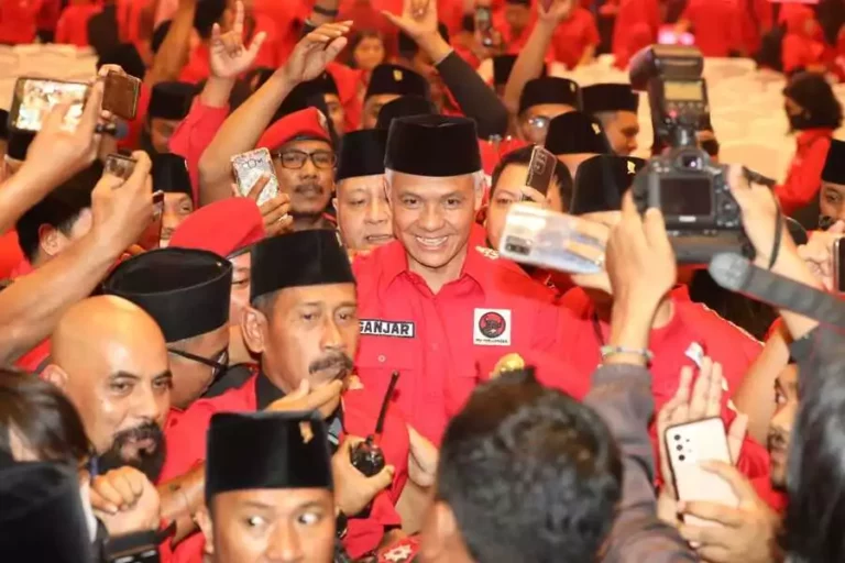 Pemilu 2024 sudah Dekat, Ganjar Ajak Kader PDI Perjuangan Bergerak Cepat Ganjar Pranowo saat melakukan konsolidasi internal bersama ribuan kader PDI Perjuangan di Jawa Timur di Hotel Sangri-La Surabaya