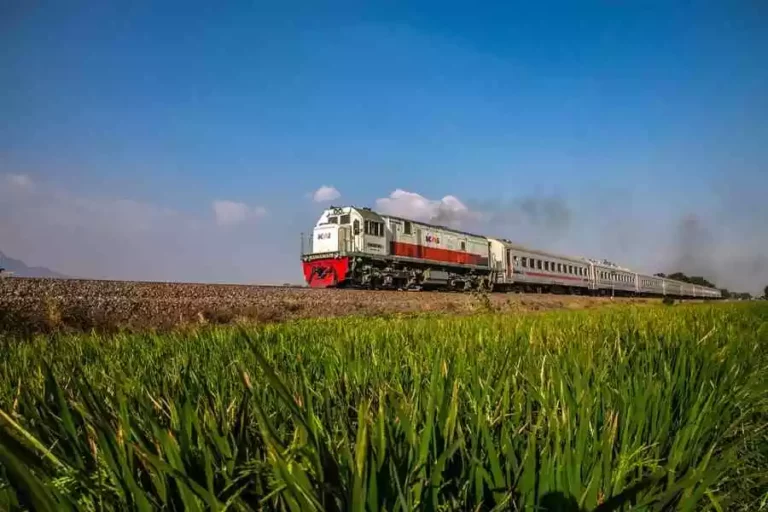 Catat, Perubahan Jadwal Keberangkatan Kereta Api Mulai 1 Juni 2023 Layanan KAI melaju mengantar penumpang