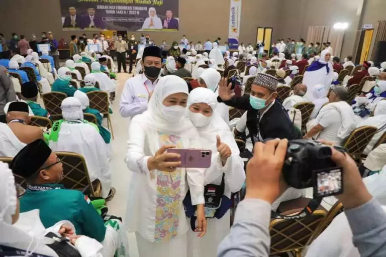 Mudahkan Jamaah, Gubernur Khofifah Ajak CJH Manfaatkan Aplikasi Haji Pintar Gubernur Khofifah bersama warga. Dalam kesempatan itu ia sempat menyampaikan apresiasinya pada aplikasi Haji Pintar yang dikembangkan Kementerian Agama