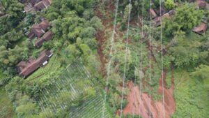 Curah Hujan Tinggi di Garut, Longsor Ancam Fasilitas Umum dan 49 Rumah Warga Akibat longsor ini, 5 rumah terdampak dan sejumlah fasilitas mengalami rusak berat (foto: isrimewa)