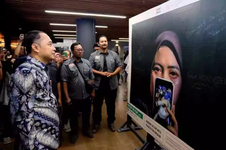 Dukung Kegiatan PFI, Wali Kota Eri Cahyadi Tawarkan Balai Kota untuk Pameran Foto Berikutnya Wali Kota Eri Cahyadi saat mengunjungi pameran foto PFI di ALun-alun Kota Surabaya
