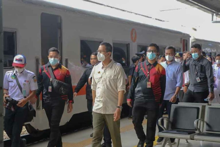 DKI Lakukan Penataan Lingkungan dan Sarana Prasarana di Sekitar Stasiun KA Penjabat (Pj.) Gubernur DKI Jakarta Heru Budi Hartono di Stasiun KA Senen, Jakarta Pusat
