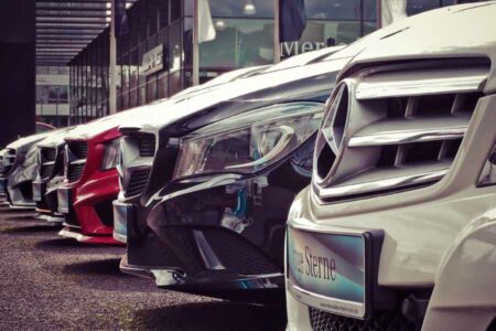 Hal Penting yang Harus Dilakukan Sebelum Beli Mobil Bekas Ilustrasi dealer mobil bekas