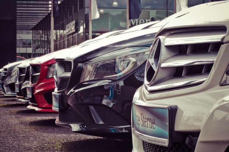 Hal Penting yang Harus Dilakukan Sebelum Beli Mobil Bekas Ilustrasi dealer mobil bekas