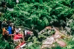 Bus Pariwisata Terguling di Sungai Sekitar Wisata Guci, Belasan Korban Dievakuasi Tangkapan layar video amatir warga di lokasi insiden bus pariwisata yang terguling di sungai kawasan Objek Wisata Guci, Kecamatan Bojong, Kabupaten Tegal, Jawa Tengah