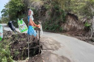 Hati-hati Lewat Sini, Jalan Utama di Bukit Jerla Rusak Serius dan Terancam Amblas Kondisi jalan utama Krueng Raya menuju Lamteuba, Aceh Besar yang terancam amblas (foto: infopublik)