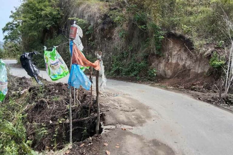 Hati-hati Lewat Sini, Jalan Utama di Bukit Jerla Rusak Serius dan Terancam Amblas Kondisi jalan utama Krueng Raya menuju Lamteuba, Aceh Besar yang terancam amblas (foto: infopublik)
