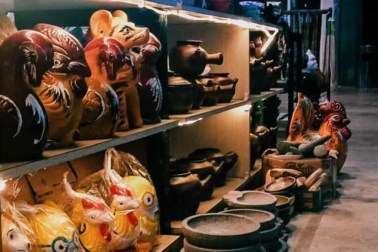 Aneka produk hiasan berbahan tanah liat produk UMKM di Rest Area Banjaratma KM 260B, Jawa Tengah (foto: Hendro D. Laksono. pilar.id)