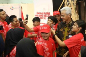 Hadir di Pembukaan Pelatnas SOIna, Ganjar janji Fasilitasi Atlet Berkebutuhan Khusus Ganjar Pranowo berfoto bareng peserta Pembukaan Pemusatan Latihan Nasional (Pelatnas) SOIna menuju 16th Special Olympics World Summer Games (SOWSG) 2023 Berlin Jerman