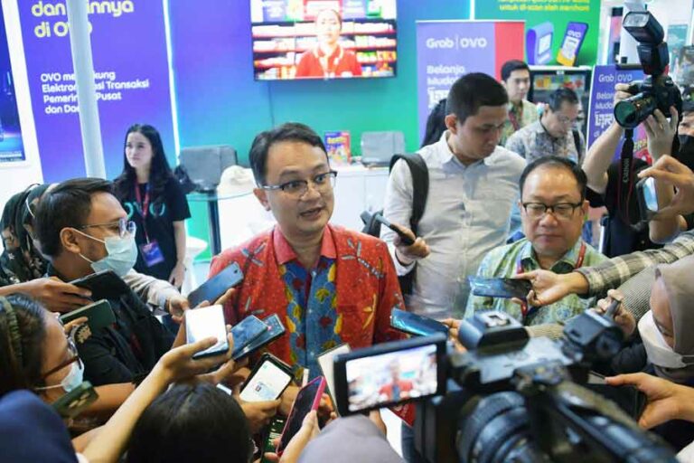 Pemerintah Dorong Masyarakat Gunakan QRIS untuk Pembayaran Digital Wamendag Jerry Sambuaga dan Presiden Direktur OVO Karaniya Darmasaputra saat memberikan keterangan pers usai kunjungan di Jakarta Convention Center
