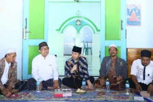 Emil Dardak: Keberadaan Kyai Jawa Timur Beri Dampak Positif bagi Sejarah Indonesia Wakil Gubernur Jawa Timur Emil Elestianto Dardak saat bersilaturahmi bersama keluarga KH Fathurrahman Poleng di Dusun Poleng, Desa Mojoduwur, Kecamatan Ngetos, Kabupaten Nganjuk