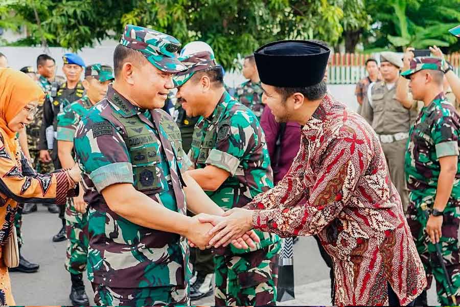 Kepala Staf Angkatan Darat Jenderal TNI Dudung Abdurachman bersama Wakil Gubernur Jawa Timur Emil Elestianto Dardak, saat meresmikan revitalisasi Kawasan Religi Auliya' Sono di komplek Guspujat Optronik II Puspalad, Desa Sidokerto, Kecamatan Buduran, Kabupaten Sidoarjo