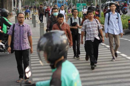 Data BPS, Serapan Tenaga Kerja Meningkat 3,02 Juta Orang dalam Setahun Data BPS, jumlah penduduk yang bekerja penuh waktu sebanyak 92,16 juta orang, paruh waktu 36,88 juta orang, dan setengah pengangguran 9,59 juta orang. (foto: Sean Weaver, unsplash)