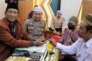 Dapat Fasilitas dari Polsek Tegalsari, Tahanan ini Akhirnya Menikah dengan Pujaan Hati Suasana ijab kabul tahanan Polsek Tegalsari Masjid Al Jabbar Polsek Tegalsari. Ijab ini disaksikan langsung oleh Kapolsek Tegalsari Polrestabes Surabaya Polda Jatim, Kompol Imam Mustolih beserta jajaran serta pihak keluarga