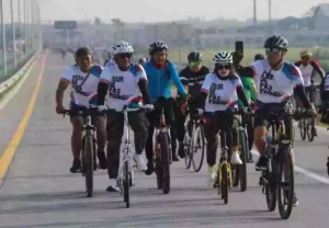 Ratusan Peserta Meriahkan Event Gowes Sepeda Tour de Paspro di Probolinggo Sesampaikan di garis finish, semua goweser istirahat sambil menikmati hiburan yang disiapkan oleh PT Trans-Jawa Paspro Jalan Tol.