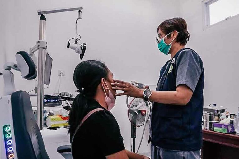 Pelayanan poli THT oleh dr. Diar Mia Ardani, dr., Sp.T.H.T.K.L (K), FICS di RSUD Aeramo Nagekeo