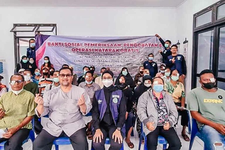 dr. Armanto Sidohutomo, Sp.M bersama para pasien operasi mata di Flores Timur