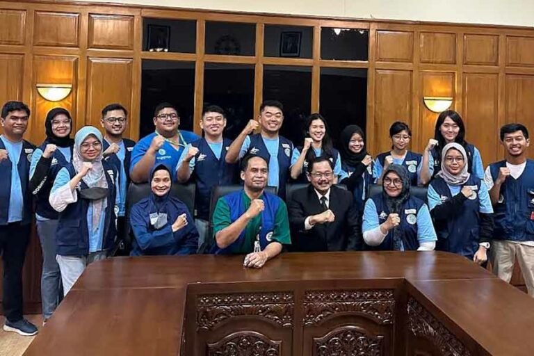 Pelepasan relawan RSTKA oleh Prof. Dr. dr. Budi Santoso, SpOG (K), dekan FK UNAIR