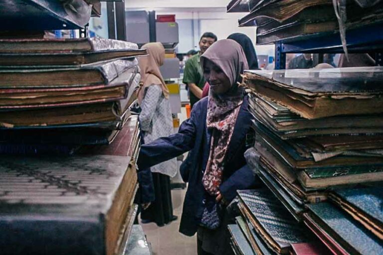 Perpustakaan Stikosa-AWS, Ladang Emas bagi Mahasiswa UIN KH Ahmad Shiddiq Jember Perpustakaan Stikosa-AWS memiliki koleksi surat kabar Surabaya Post, Suara Pembaharuan, Memorandum, serta sejumlah media cetak lain terbitan tahun 1950-an