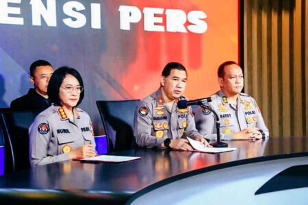Kasus Senjata Api Ilegal Dito Mahendra, Polri Akan Periksa Empat Saksi Karo Penmas Divhumas Polri Brigjen Pol. Dr. Ahmad Ramadhan dalam konferensi pers di Gedung Divisi Humas Polri, Jakarta