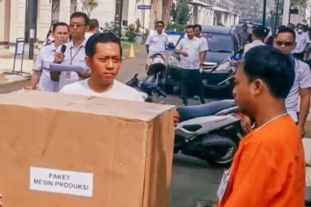 Libatkan Lima Tersangka dan Dua Lokasi, Bareskrim Polri Gelar Rekonstruksi Proses Produksi Ekstasi Bareskrim Polri adakan rekonstruksi kasus pabrik ekstasi di Tangerang (foto: istimewa)