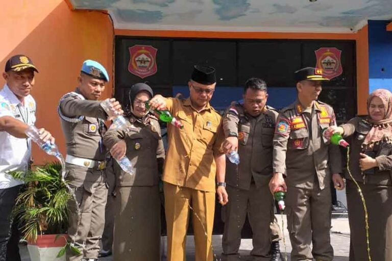 Satpol PP Bone Bolango Musnahkan Miras dalam Operasi di Kafe-kafe Pemusnahan bahan bukti miras di Mako Satpol PP dan Damkar Bone Bolango