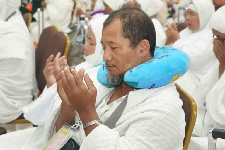 Kloter Terakhir CJH Embarkasi Surabaya Berangkat, Khofifah Ajak Warga Berdoa demi Keselamatan Dengan keberangkatan empat kloter terakhir hari ini, berarti seluruh jemaah dari embarkasi Surabaya telah berangkat.
