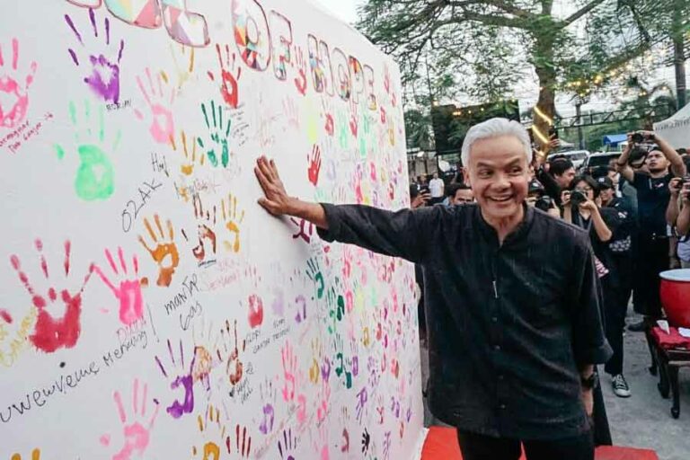 Bertemu Generasi Z Cirebon, Ganjar Puji Kreativitas Anak-anak Muda Ganjar Pranowo saat menghadiri acara nongkrong bareng Gen Z di Famouz Cafe