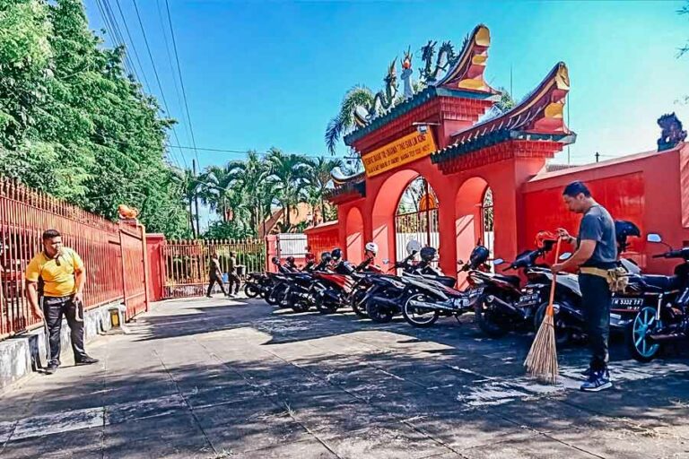 Hari Bhayangkara ke-77, Babinsa dan Polres Sumenep Sinergi Bersihkan Tempat Ibadah Kegiatan bersih-bersih tempat ibadah dalam rangka Hari Bhayangkara ke-77