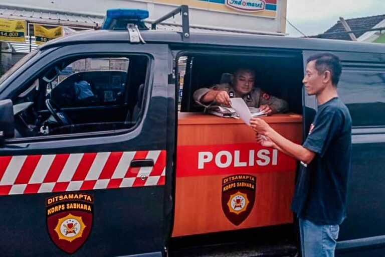 Jemput Bola, Polsek Cikedung Gelar Sentra Pelayanan Kepolisian Terpadu Keliling Mobile 110 SPKT keliling Polsek Cikedung di Pertigaan Desa Cikedung lor, Kecamatan Cikedung, Kabupaten Indramayu