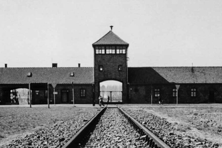Saat Tragedi Kemanusiaan jadi Lelucon dalam Dialog Drama Komedi True to Love Pintu utama kamp kematian Jerman Auschwitz Birkenau di Polandia (foto: Rossrs, Wikimedia)