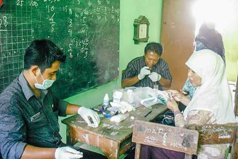Unair Kenalkan Inovasi Baru, Deteksi Penyakit Kusta Melalui Kertas Saring Tim peneliti Unair sedang melakukan penelitian tentang Metode Pengambilan Darah dengan Menggunakan Kertas Saring untuk Mendeteksi Adanya Antibodi Spesifik (Anti Phenolic Glycolipid-1) Mycobacterium Leprae.