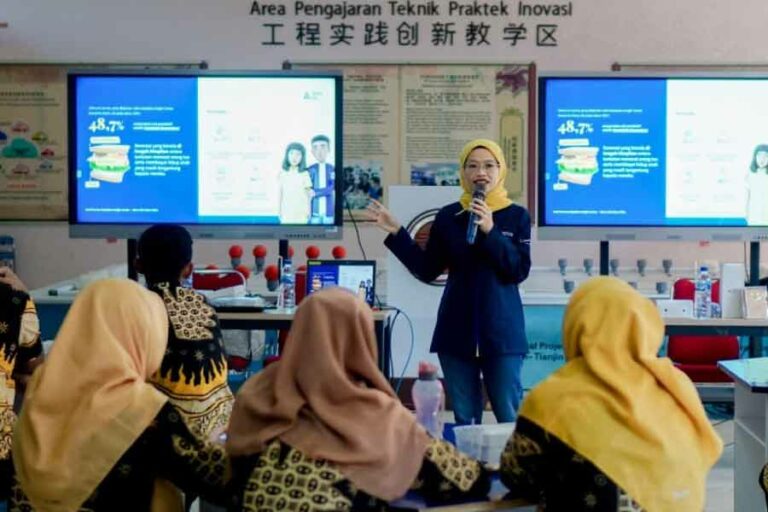 Pangkas Kesenjangan Literasi, Astra Life Gelar Seminar Literasi Keuangan di Ponorogo Head of Syariah Astra Life Widyaningsih saat menyampaikan materi literasi keuangan untuk 30 Guru SMK PGRI 2 Ponorogo