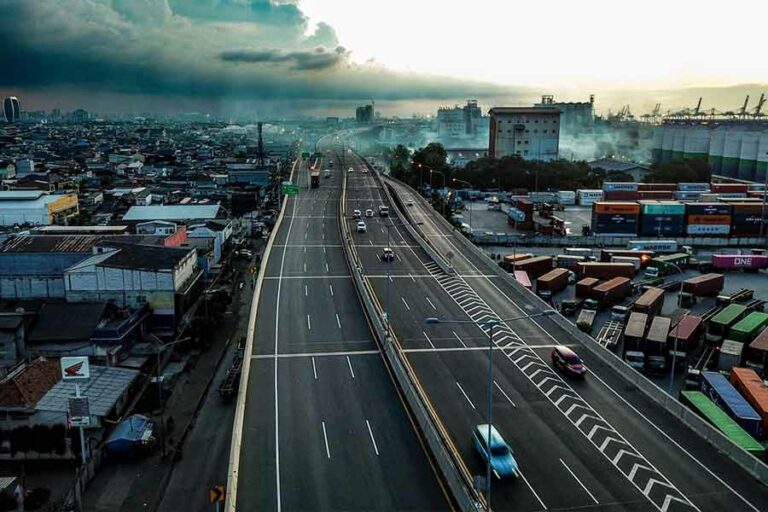 Hutama Karya Lakukan Pemeliharaan Jalan Tol di Ruas JORR-S dan Akses Tanjung Priok Pemeliharaan pada jalan tol secara keseluruhan telah rampung per akhir bulan April 2023. Selain itu juga dilakukan beautifikasi yang dilakukan secara rutin pada fasilitas penunjang lainnya